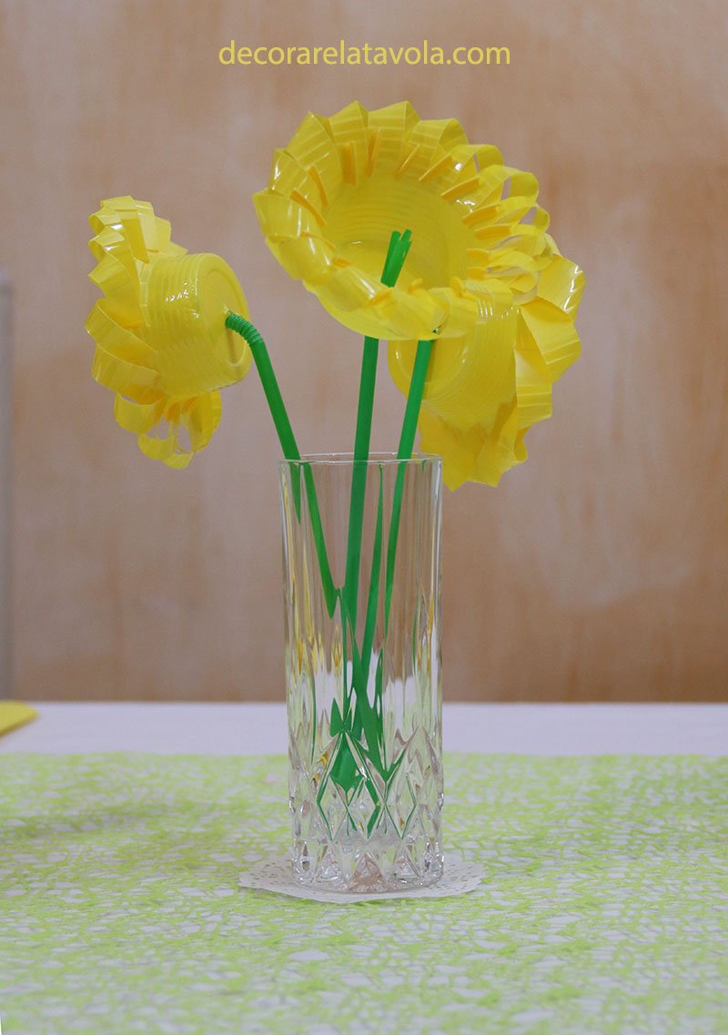 tavola glamour in giallo centrotavola con bicchieri plastica