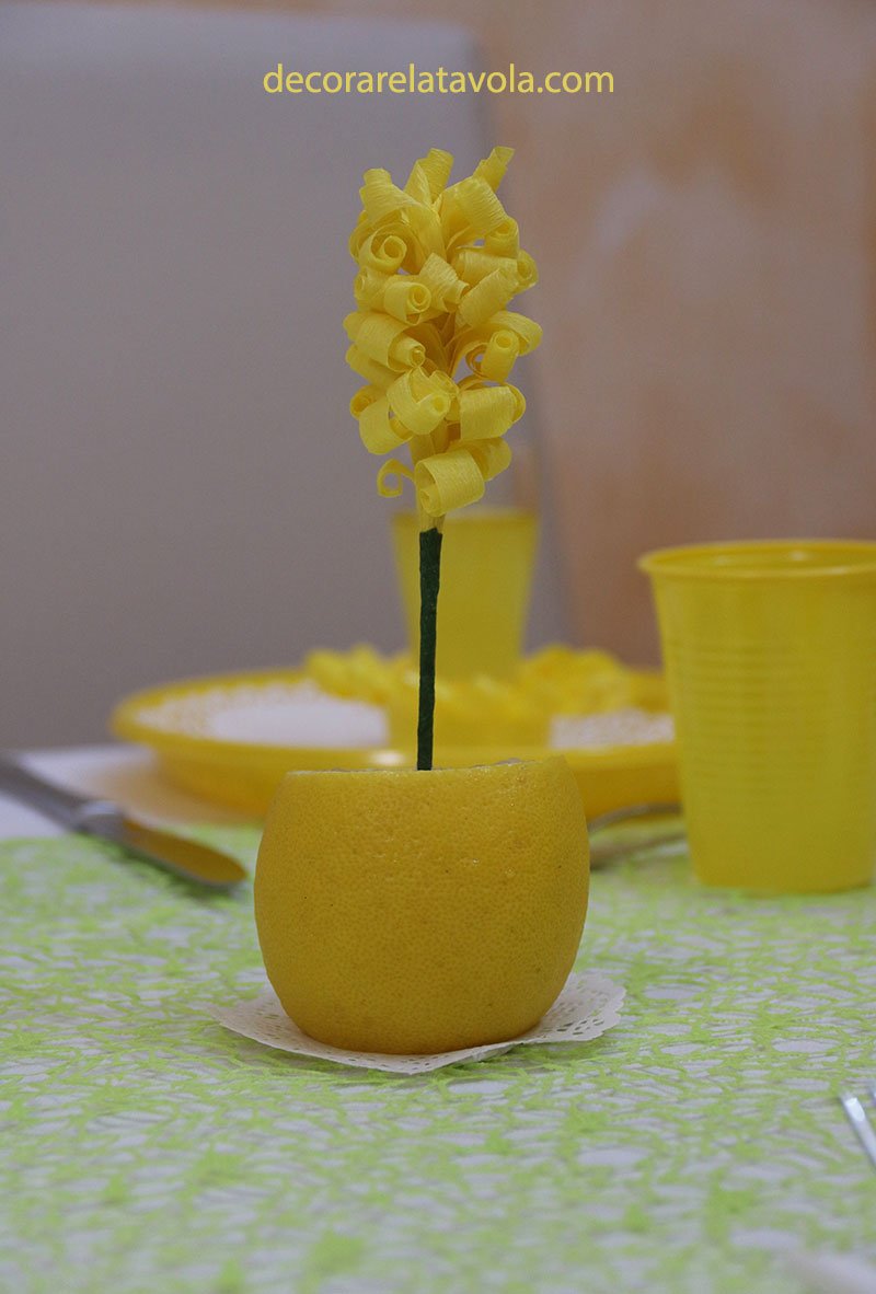 tavola glamour in giallo centrotavola con limone