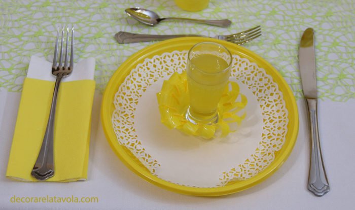 tavola glamour in giallo dettaglio piatto 01
