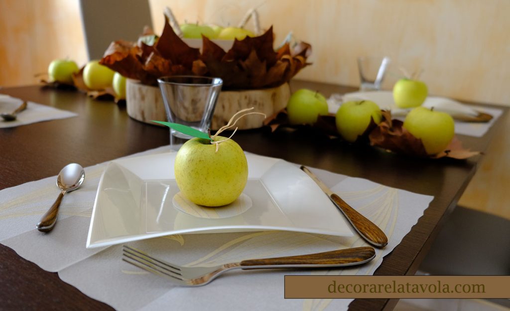 tavola apparecchiata autunno mele foglie secche