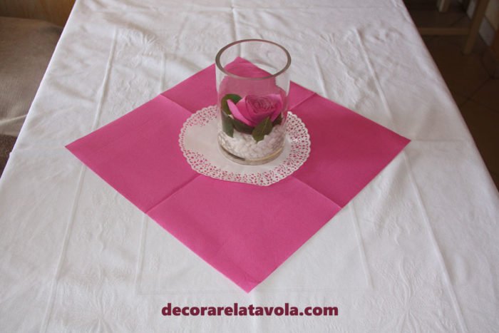 Composizione vaso con rosa a tavola