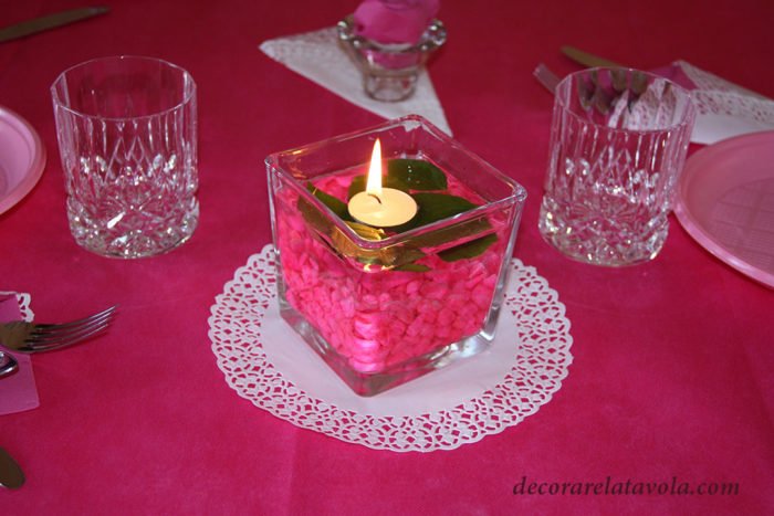 Centrotavola vaso con sassolini rosa