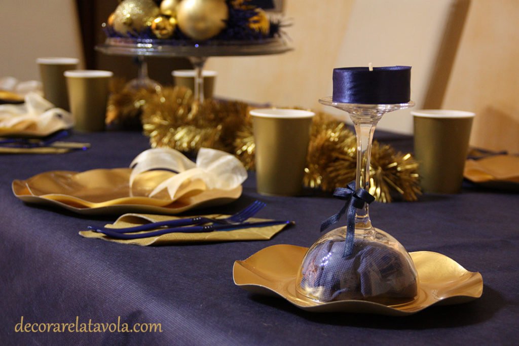 Come Apparecchiare Tavola Di Natale Come apparecchiare tavola di Natale blu e oro - Decorare la tavola