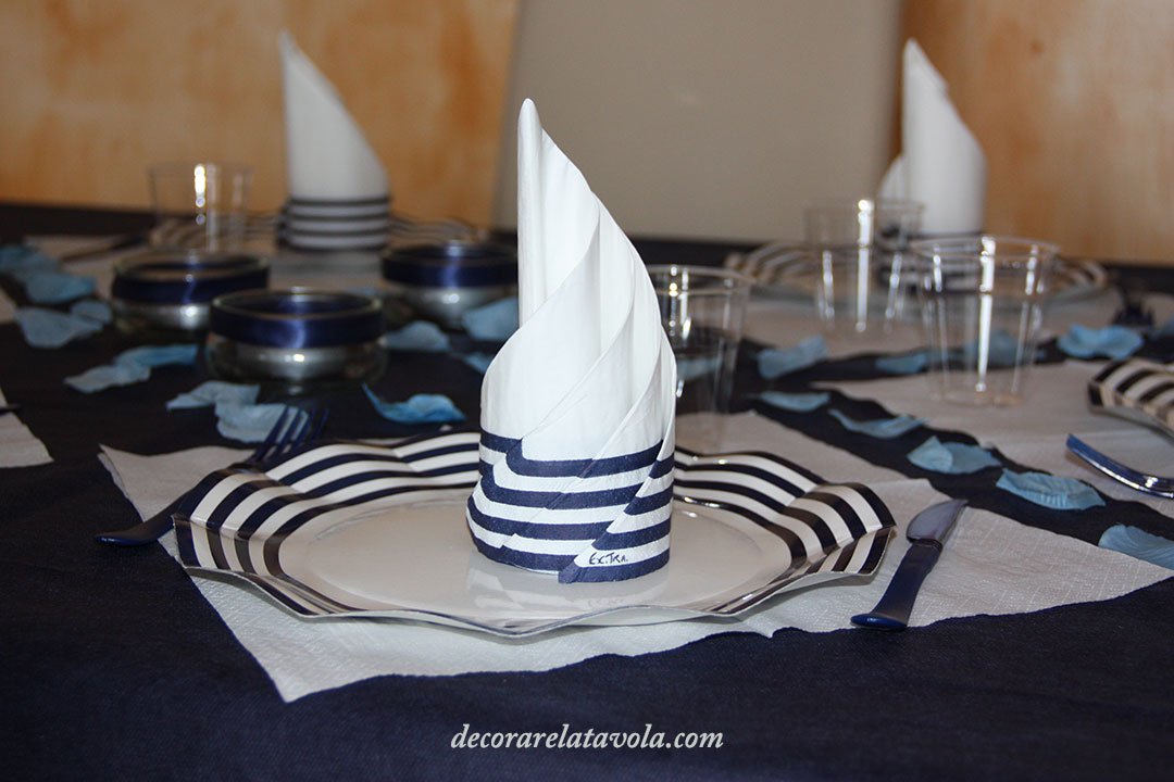 tavola piatti e bicchieri bianchi a righe blu 00