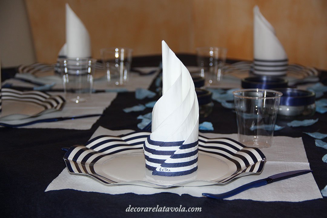 tavola piatti e bicchieri bianchi a righe blu