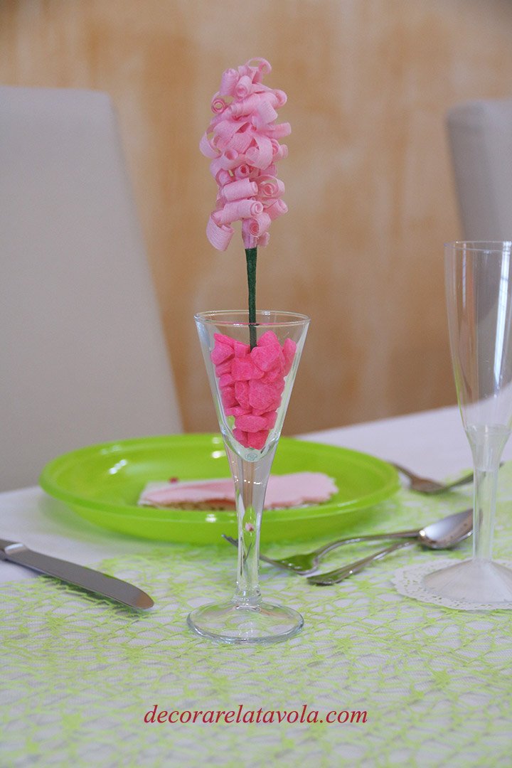 Tavola rosa particolare giacinto in carta crespa
