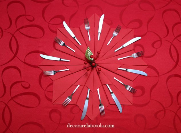 centrotavola natalizio con tovaglioli carta rossi