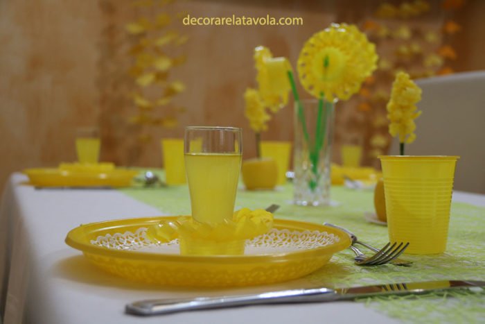 tavola glamour in giallo dettaglio piatto 00