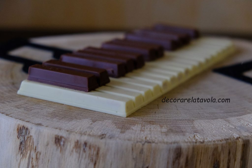 Composizione a forma di pianoforte con cioccolatini