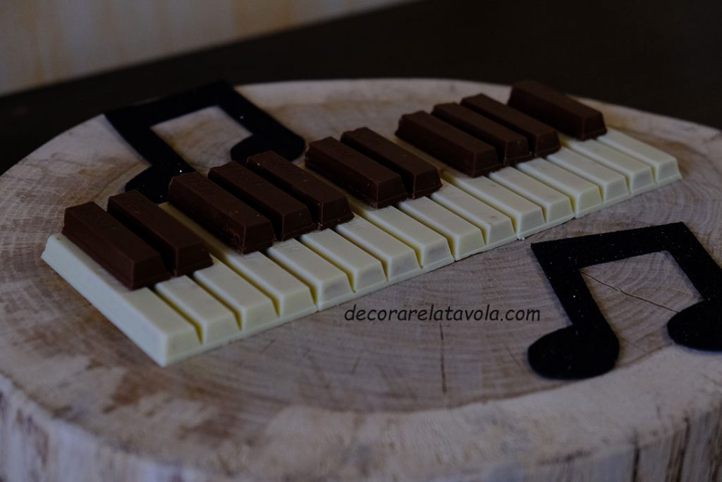 pianoforte con cioccolatini kitkat
