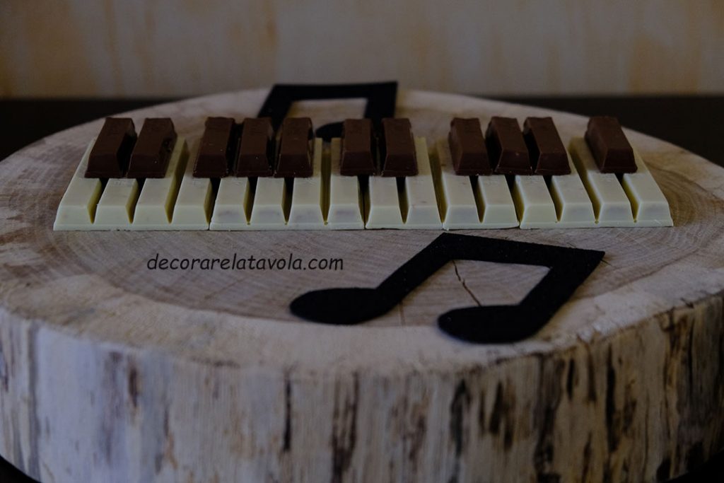 tastiera pianoforte con kitkat. bianchi e neri