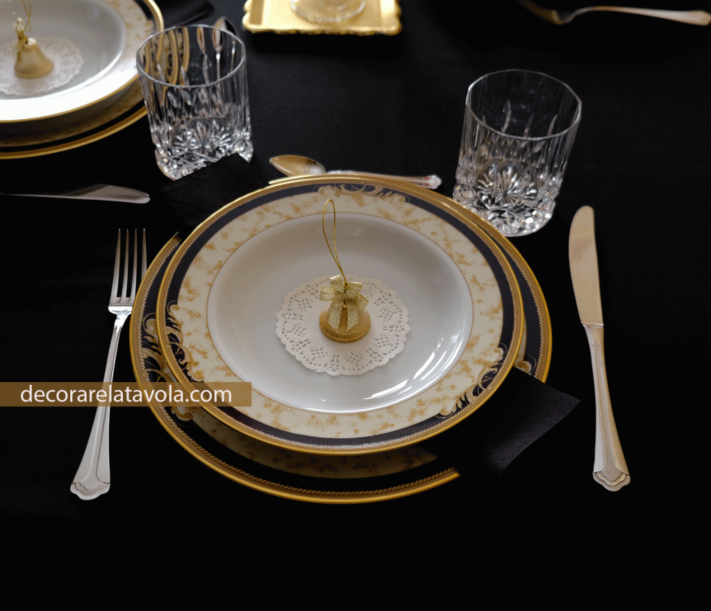 tavola elegante piatti con campanella